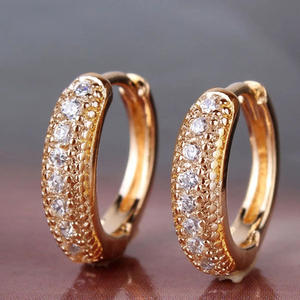 Orecchini a Cerchio in Oro Massiccio 18K Ania Haie con Diamanti Rotondi Incastonati a Canale, Gioielli Classici da Donna per Uso Quotidiano - Product Image 4