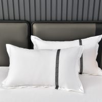 Ensemble de draps de lit de style hôtelier en coton blanc avec bordure à rayures jacquard grises, broderie personnalisée du logo de la marque, housse de couette