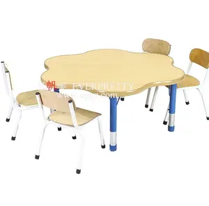 Scrivania e sedia per bambini a forma di fiore per mobili da aula tavolo regolabile in altezza per la scuola materna e sedia in legno per bambini