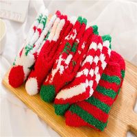 Chaussettes de Noël à rayures floues en velours polaire corail pour femmes avec logo personnalisé Chaussettes d'intérieur confortables pour l'hiver pour femmes