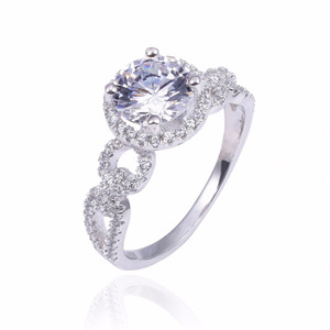 Anello Geometrico Intrecciato con Design Circolare per Donne - Product Image 1