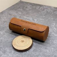 2025 nouvelle boîte de lunettes cylindre personnalisée luxe nouveau Design PU étui à lunettes de soleil emballage Portable marron étui optique en relief