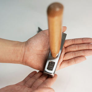 Marteau en acier au carbone robuste avec manche en bois de hêtre, outil manuel court et puissant pour le travail professionnel du métal - Product Image 4