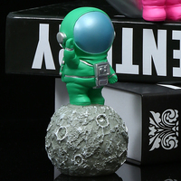 Figurine d'astronaute sur la lune en résine peinte à la main, mini statue d'astronaute pour la décoration de bureau