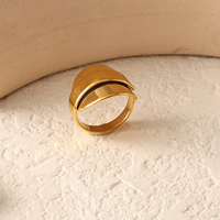 Cincin jari wanita model pelukan desainer kreatif, berlapis emas 18K, grosir, bentuk tidak beraturan, halus, dari stainless steel, trendi