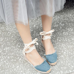 <span class=keywords><strong>Espadrilles</strong></span> <span class=keywords><strong>compensées</strong></span> en jean bleu pour femme, avec bordure effilochée, empeigne en jean, lanière de cheville assortie et semelle compensée en jute tressée, sandales d'été confortables - Product Image 2