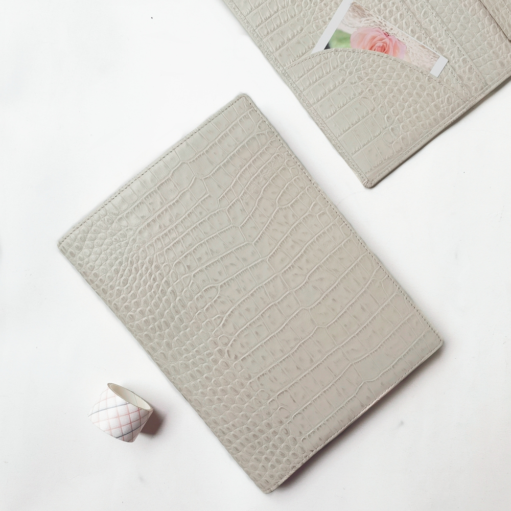 Élégant motif crocodile beige