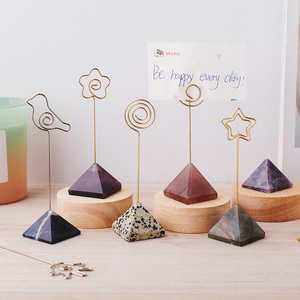 Portafotos de Cristal Natural en Forma de Pirámide, Clip para Notas con Piedra Curativa y Alambre Metálico para Decoración de Escritorio y Organización de Oficina, Venta al Por Mayor - Product Image 3
