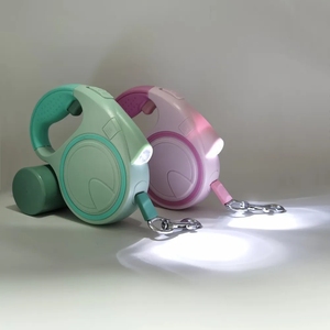 Correa para Perro LED de 5 Metros, Extensión para Arnés con Bolsas para Excrementos, Retráctil para Perros Pequeños y Medianos, Correa de Nailon y Plástico Resistente - Product Image 3