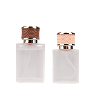 Flacon de parfum en verre sérigraphié sur mesure de luxe 30ml 50ml, carré givré avec capuchon en cuir marron doré et pulvérisateur à brume fine - Product Image 1