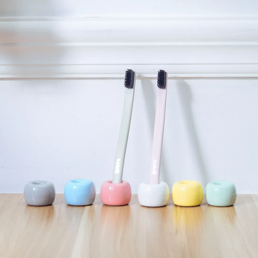 ชุดที่ตั้งแปรงสีฟันเซรามิกสีสันน่ารักขนาดเล็กอุปกรณ์ในห้องน้ำสำหรับครอบครัว