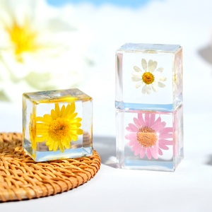 Poids-papier en résine, <span class=keywords><strong>cube</strong></span> transparent avec fleurs séchées, outil pédagogique, figurine cadeau, décoration florale, artisanat, fourni par l'usine - Product Image 1