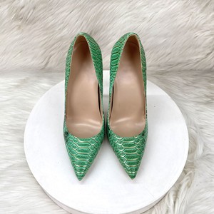 <span class=keywords><strong>Scarpe</strong></span> con <span class=keywords><strong>tacco</strong></span> alto in PU verde e suola in gomma, a punta e scollo basso, per il commercio all'ingrosso transfrontaliero - Product Image 4