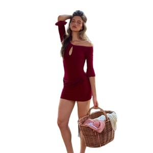 Vestido corto rojo con hombros descubiertos y aberturas para mujer, vestido de cóctel ajustado de color liso con diseño transpirable y empalmes - Product Image 5