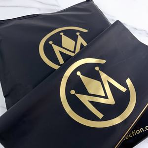 Sacs à fermeture éclair noirs mats personnalisés avec impression dorée - Emballage poly de luxe pour vêtements et cadeaux de marque - Product Image 5