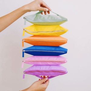 กระเป๋าเครื่องสำอางไนลอนสำหรับผู้หญิง แบบกำหนดเอง 6-in-1 กระเป๋าคลัทช์แบบพับได้ กันน้ำ กระเป๋าใส่เครื่องสำอางแบบมีซิปสำหรับเดินทาง กระเป๋าใส่แปรงแต่งหน้า - Product Image 1