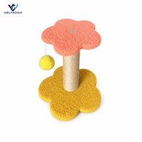 Griffoir pour chat en forme de fleur, avec dessus et base en peluche douce, poteau en sisal et jouet pompon pour chats d'intérieur et chatons