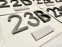 Panneau Braille Personnalisé en Aluminium pour Bureau, Hôtel, Hôpital – Panneau de Chambre Braille avec Lettres en Relief Grade 2 – Conforme ADA – Tactile et Néon – Pour Entreprises