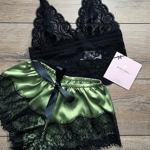 Vente en gros de pyjamas pour femmes, sous-vêtements sexy en soie satinée, lingerie sexy pour femmes, haut en dentelle à bretelles + short, ensemble de pyjama 2 pièces - Product Image 4