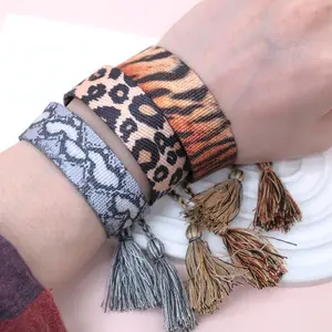 Pulsera bordada con patrón de cebra de leopardo personalizada pulsera ajustable con borla trenzada hecha a mano étnica