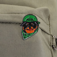 Épinglette en émail mignonne de chien Rottweiler avec casquette de baseball et bandana, accessoire pour veste et sac à dos