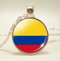 Collier chaîne ajustable avec pendentif en alliage et cabochon rond en verre brillant, motif drapeau du Tchad, de la série Drapeaux des pays, attrayant
