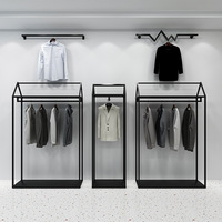 Porte-vêtements moderne sur pied en acier inoxydable et MDF plaqué, avec étagères amovibles à niveaux, montage facile, personnalisable pour magasin de détail