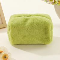Trousse de toilette personnalisée en gros Trousse de maquillage à fermeture éclair de voyage Rangement portable pour filles en peluche Trousse de toilette mignonne