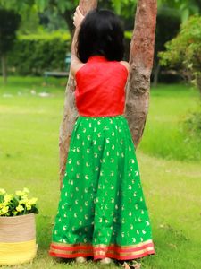 Conjunto de Ropa Étnica para Niñas Twisha, Estilo Incut, Top con Diseño de Chevron y Ghagra Estampada en Rojo y Verde, para Festivales - Product Image 2