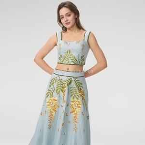 Ensemble deux pièces personnalisé avec logo brodé, haut court et jupe midi, ensemble d'été pour femmes - Product Image 4