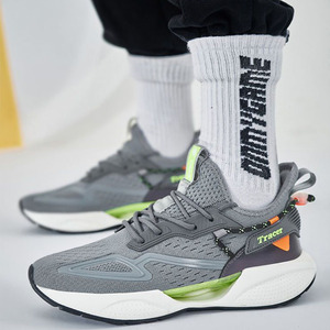 Zapatillas deportivas de plataforma para hombre al por mayor de fábrica, con tejido de patchwork, amortiguación de talón, absorción de fuerza y malla hueca para correr. - Product Image 1