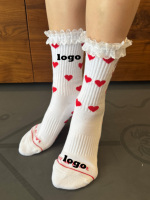 Chaussettes de Pilates pour femmes avec logo personnalisé Glacier, bordure en dentelle, grip en silicone en forme de cœur, côtelées, antidérapantes, en dentelle pour le yoga et le Pilates