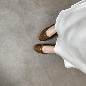 Chaussures bateau plates de style français à semelle souple pour femme, à talon bas, boutonnées, couleur unie, avec nœud léger, pour usage quotidien, chaussures pour adulte - Product Image 5