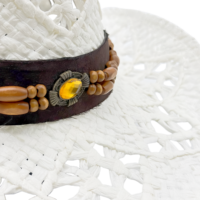 Chapeau de cowboy blanc imitation paille en gros |   Chapeaux de festival Panama personnalisés en cuir ajouré et perles de bois pour adultes, idéaux pour la plage et le soleil