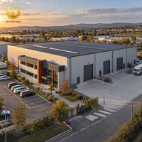 Entrepôt logistique préfabriqué en structure métallique, quai de chargement, bâtiment industriel de stockage en métal