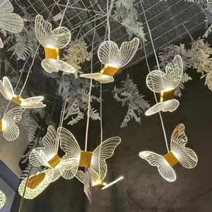 2024 nouvelle décoration de mariage lustre acrylique papillon transparent scène de mariage lampes de mise en page de scène plafond de salle de mariage.