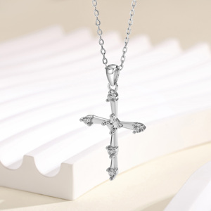 Nouveau Collier Chrétien pour Femme en Argent Sterling 925 Plaqué Rhodium avec Pendentif Croix et Zircon Cubique Taille Princesse – Cadeau - Product Image 6