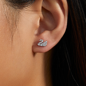 Orecchini classici a forma di cigno nobile oro bianco orecchini a bottone gioielli per signore ragazze - Product Image 3