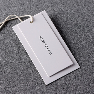 Etiquetas colgantes de papel ecológicas personalizadas para ropa con logotipos en relieve, etiquetas de cartón impresas y laminadas - Product Image 3