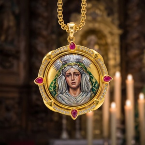 Pendentif Vierge de la Espérance Macarena en laiton plaqué, émail rubis, peint à la main, Andalousie, bijou de dévotion quotidienne - Product Image 1