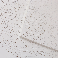 Panneau de plafond suspendu en laine minérale à bas prix Carreau de plafond acoustique étanche avec plafonds perforés de forme carrée