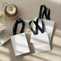 Sacs cadeaux portables de luxe blancs en kraft à motif floral avec poignée en corde de coton, personnalisables numériquement avec logo publicitaire pour emballage de bijoux, en stock