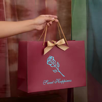 Sacs cadeaux en papier de luxe avec logo personnalisé, poignée en ruban, motif de rose en feuille d'aluminium pour l'emballage de vente au détail