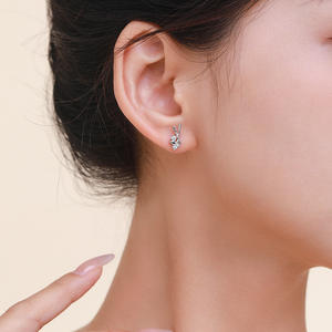 Boucles d'oreilles personnalisables en argent sterling S925 avec zircon cubique taille ronde en forme de batte de baseball – Cadeau créatif pour femme - Product Image 2