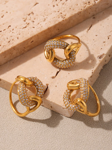 Bague géométrique entrelacée en zircon cubique 5A, bijoux fantaisie en acier inoxydable plaqué or 18 carats, bague pour l'index pour femme - Product Image 6