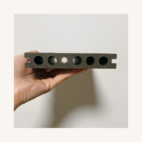 Plancher extérieur en WPC co-extrudé creux le plus vendu avec installation par clipsage, écologique et étanche, planche 138H23-L
