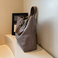 Sac fourre-tout en nylon décontracté de grande capacité avec logo personnalisé pour femmes, sac de shopping léger à porter à la main pour les trajets quotidiens