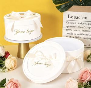 Boîte cadeau ronde noire personnalisée avec couvercle transparent et nœud en ruban pour emballage cadeau avec impression de logo en feuille d'or - Product Image 3