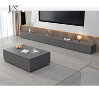 Console TV flottante sans poignées noir mat et table basse carrée, avec mur d'arrière-plan TV LED en bois rainuré vertical assorti