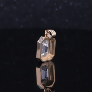 Pendentif StarsGem en or jaune 14 carats avec diamant de 1,5 carat E VVS2 taille émeraude, diamant de laboratoire certifié IGI - Product Image 3